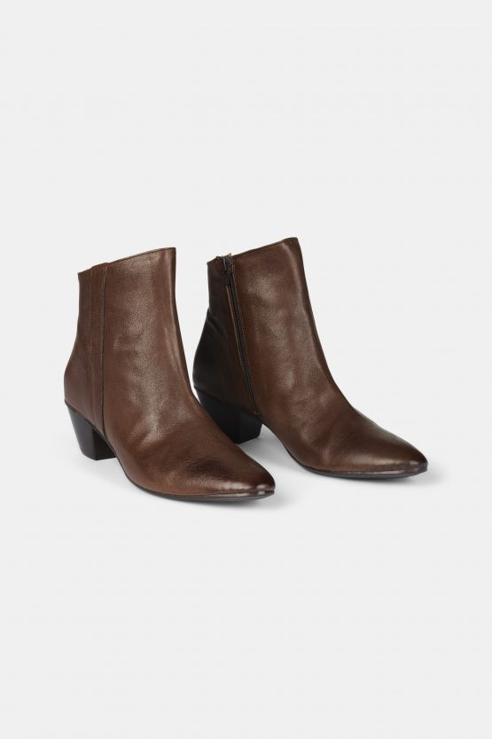 ankle boots in 100% leather
