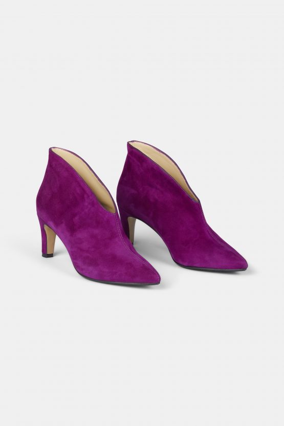 purple suede pointed shoes