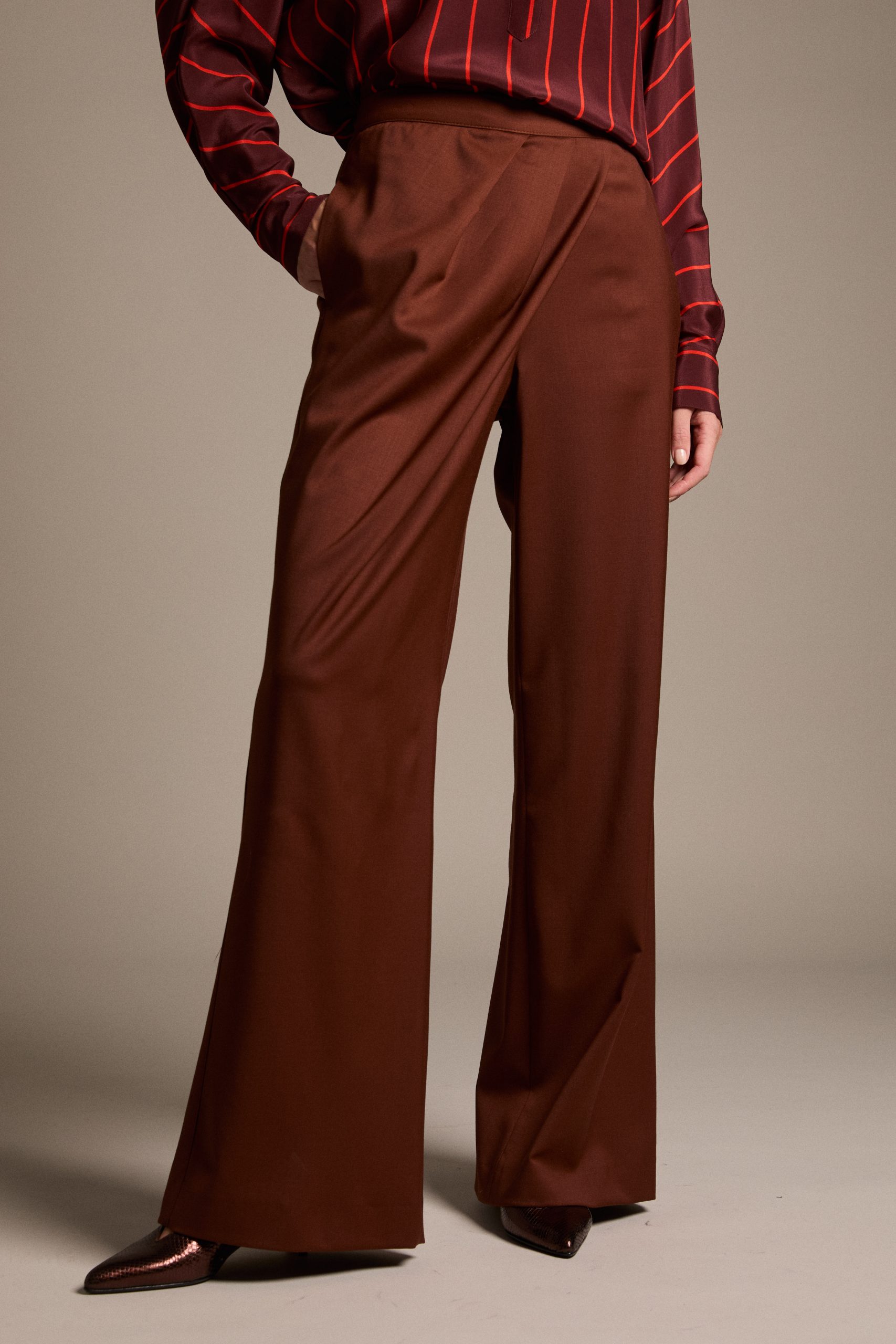 pantaloni_in_lana_nocciola_a_portafoglio