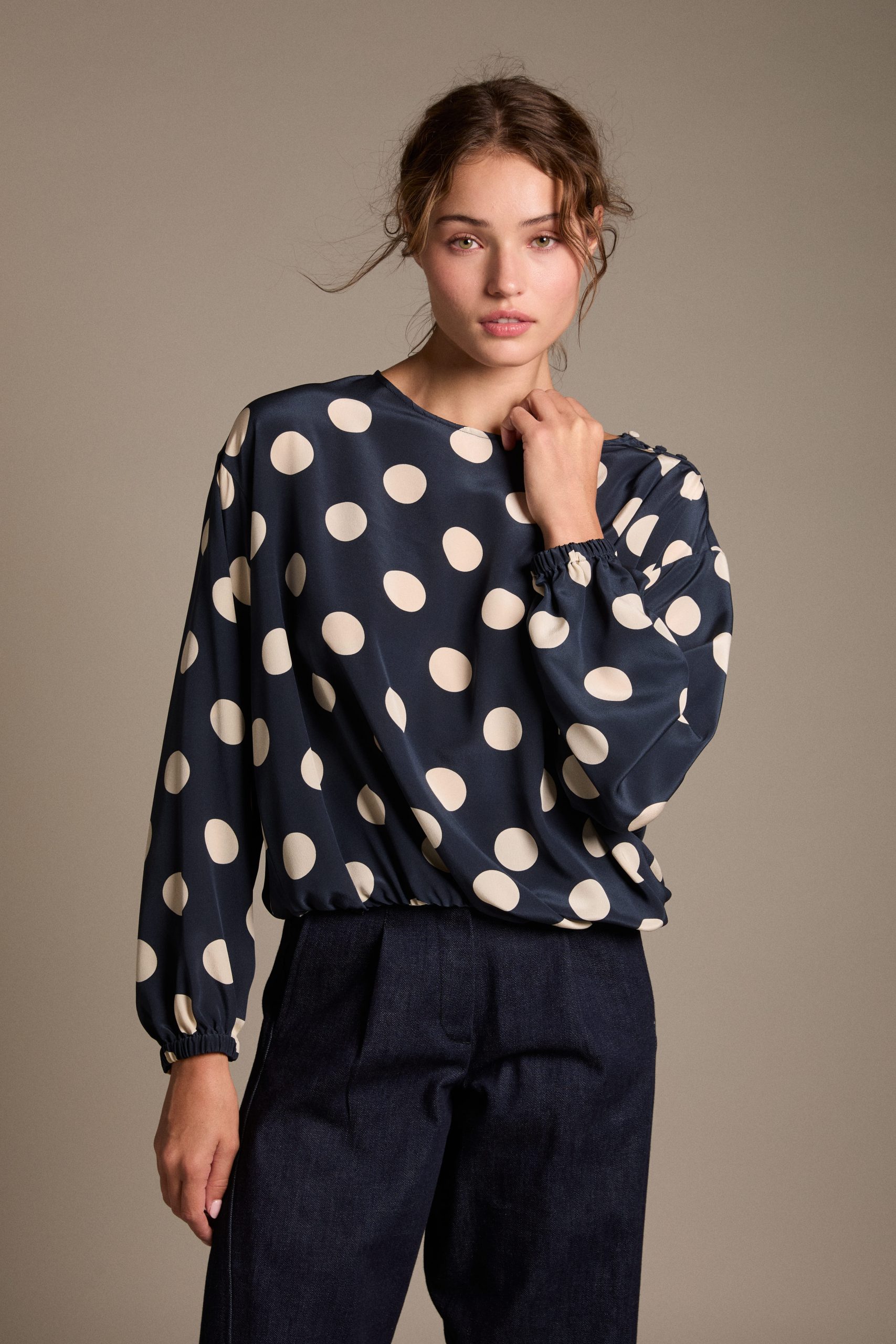blusa_in_seta_a_pois_grandi_blu