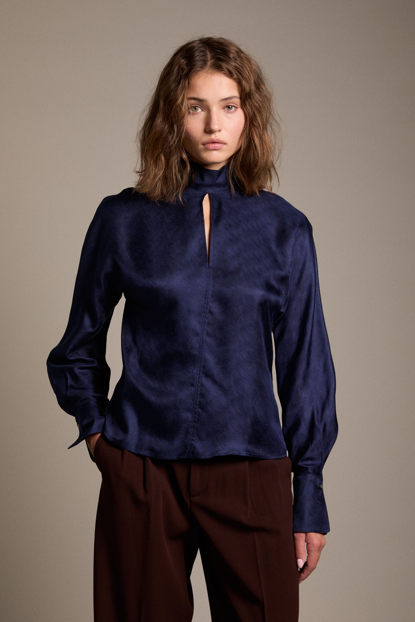 top_elegante_in_seta_blu
