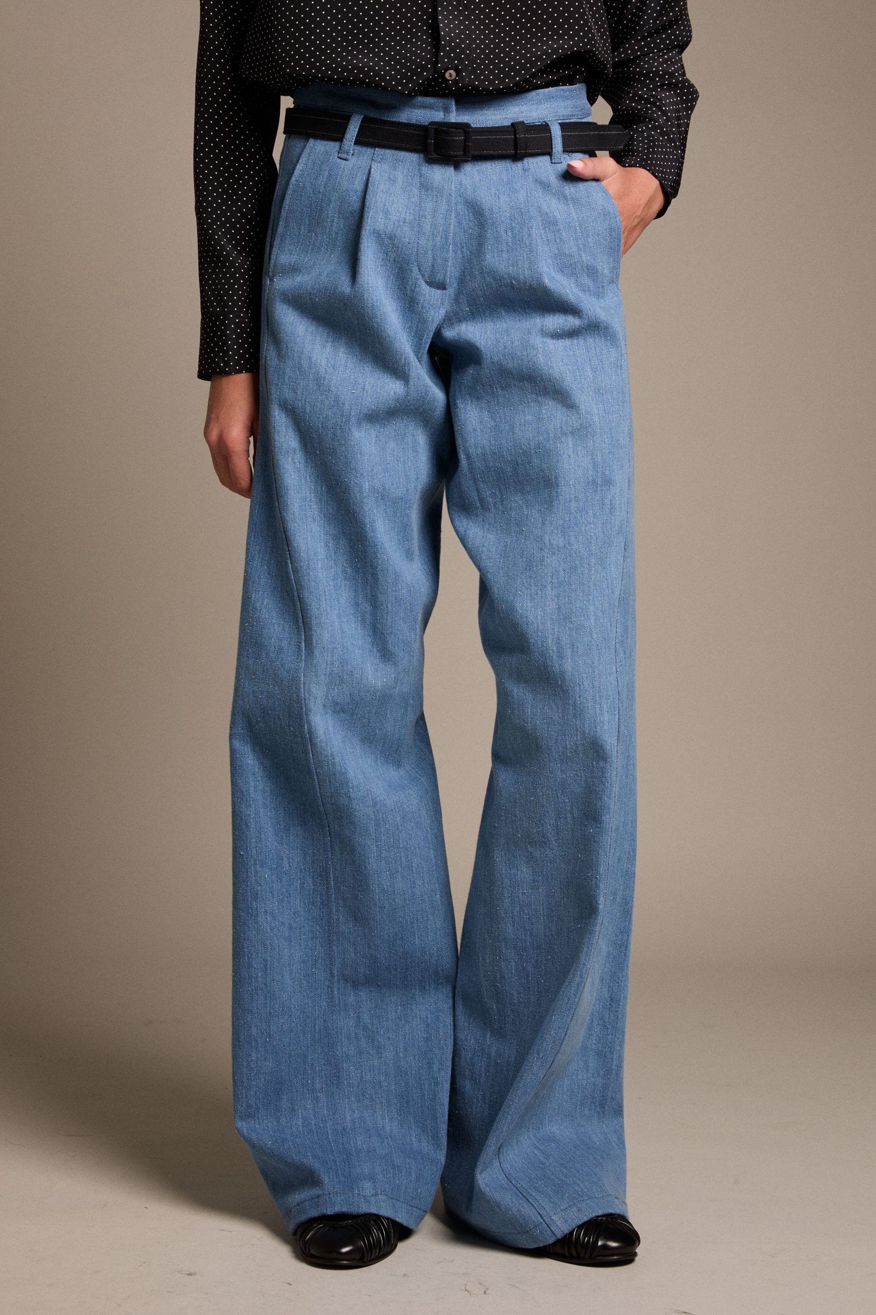 pantaloni_in_denim_azzurro