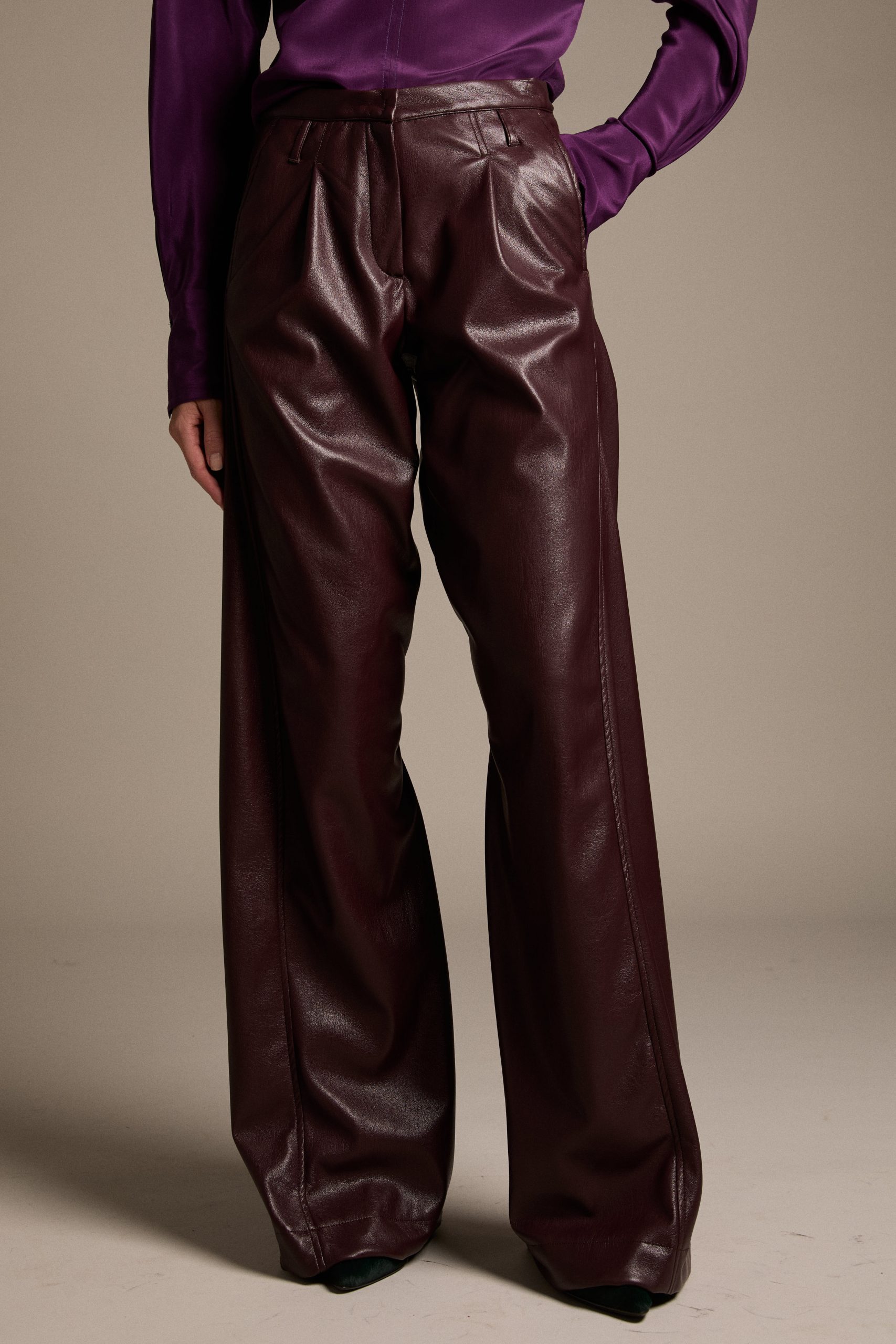 pantaloni_in_similpelle_marrone_cioccolato