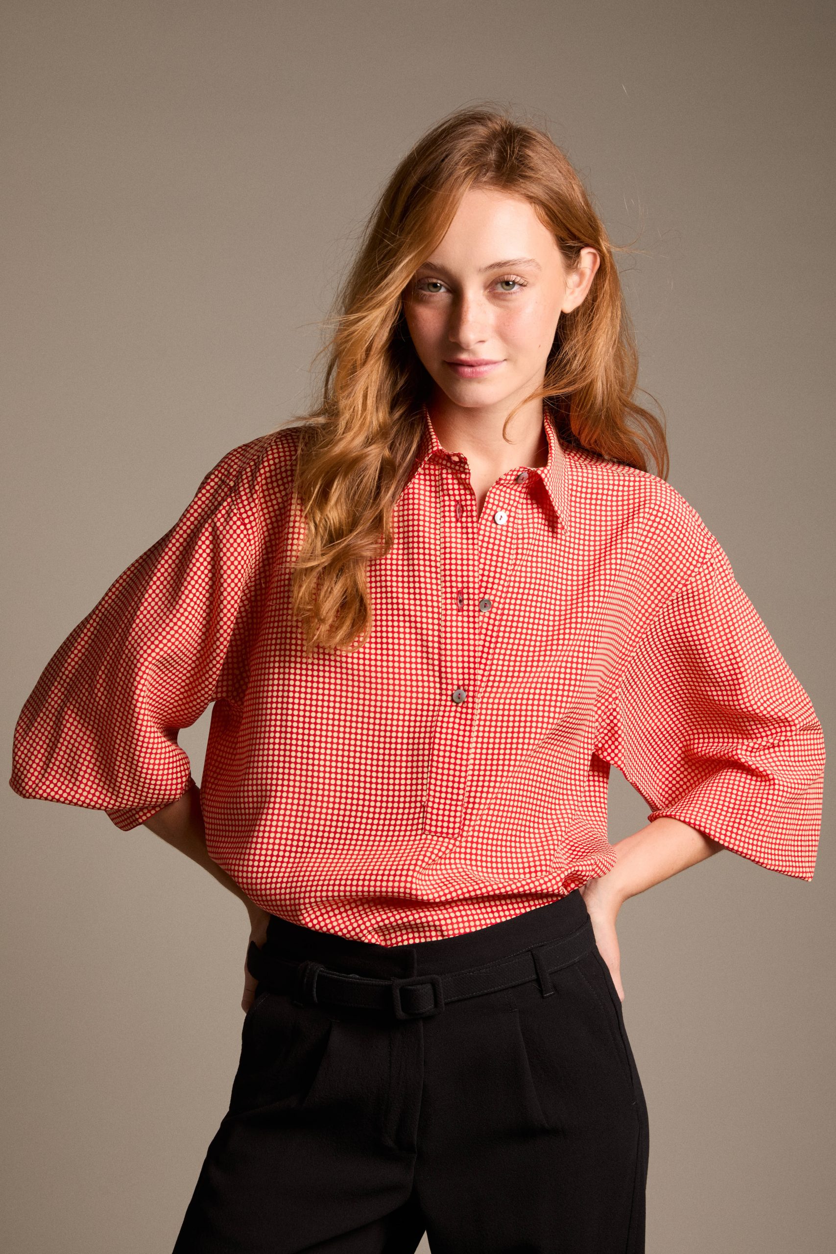 camicia_in_seta_A_pois_rossa