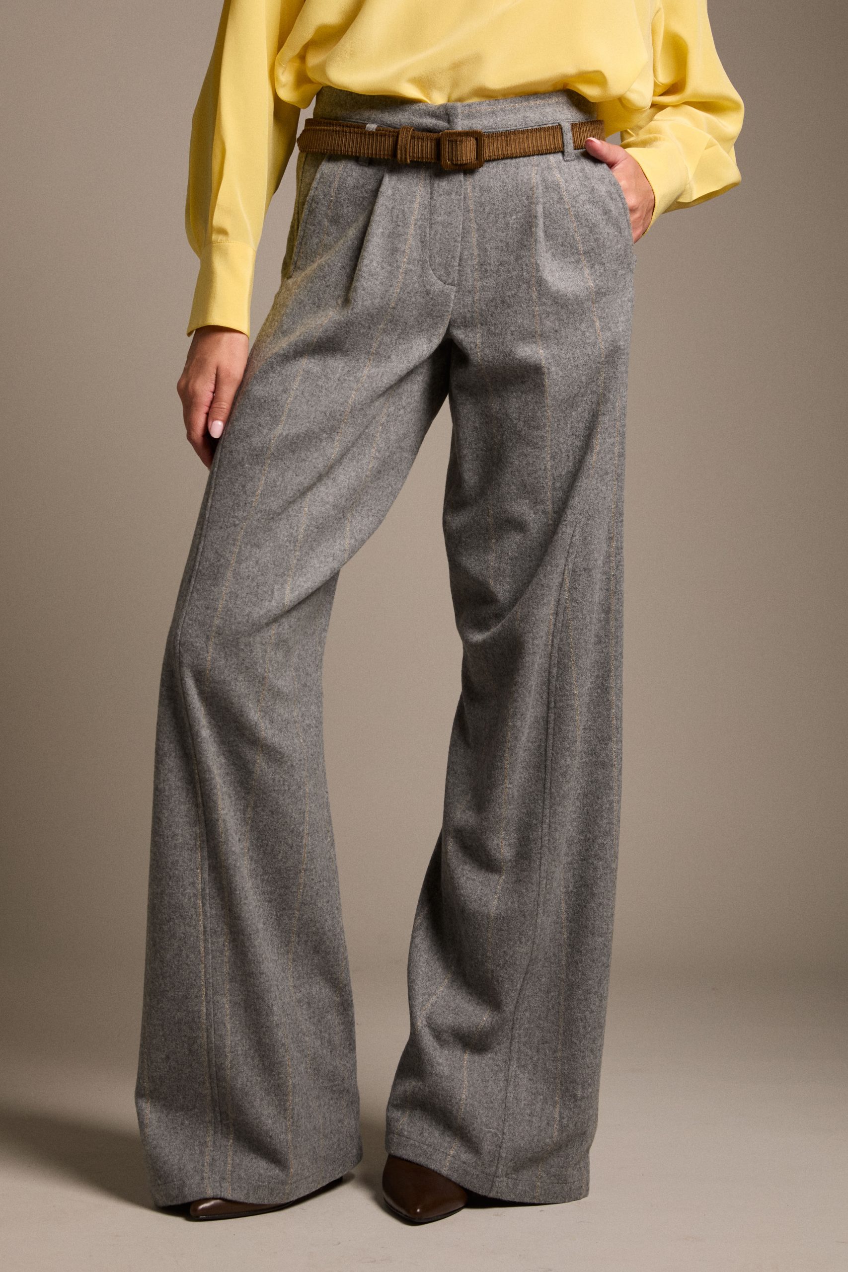 pantaloni_in_lana_grigia_gessata