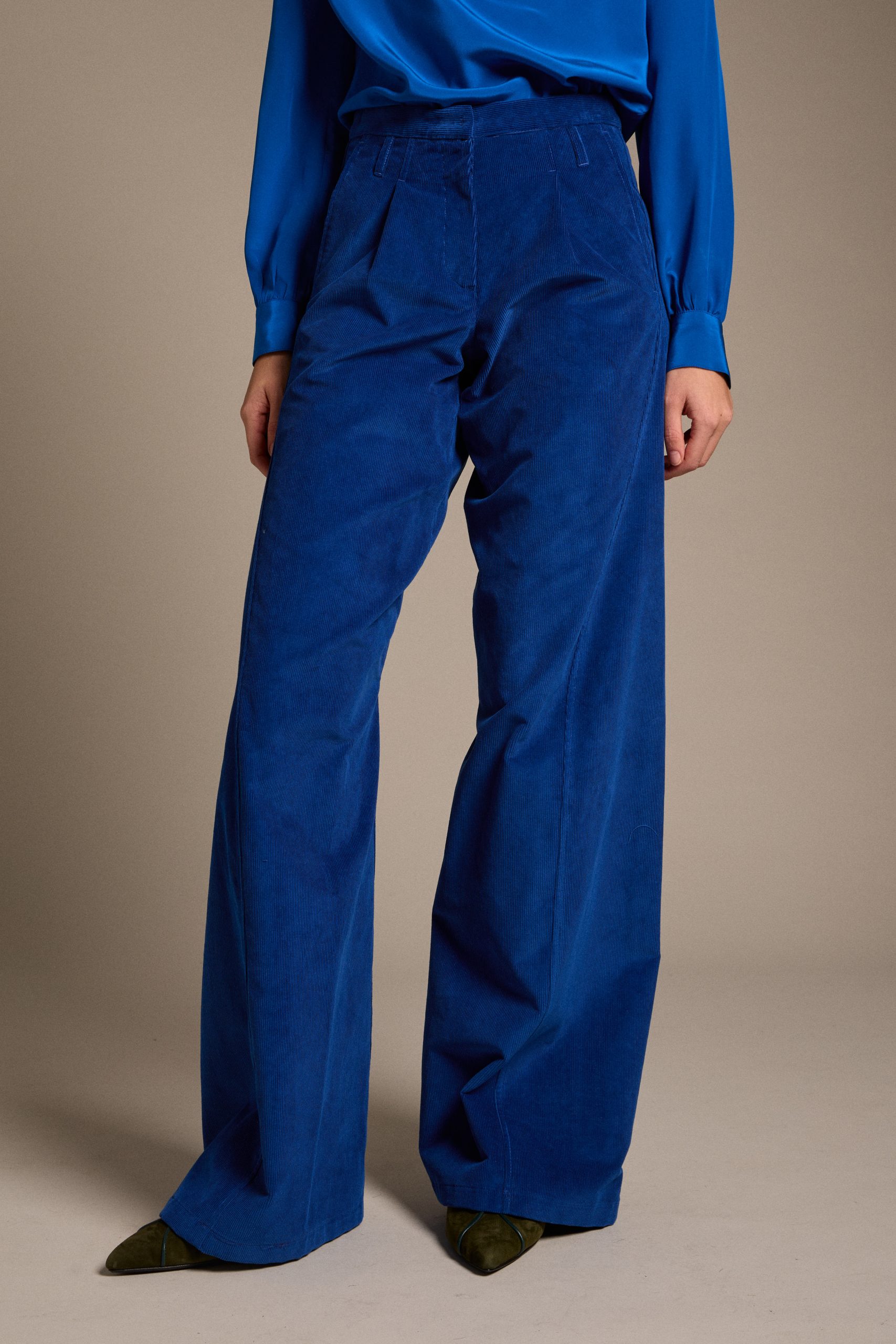 pantaloni_in_velluto_a_coste_bluette