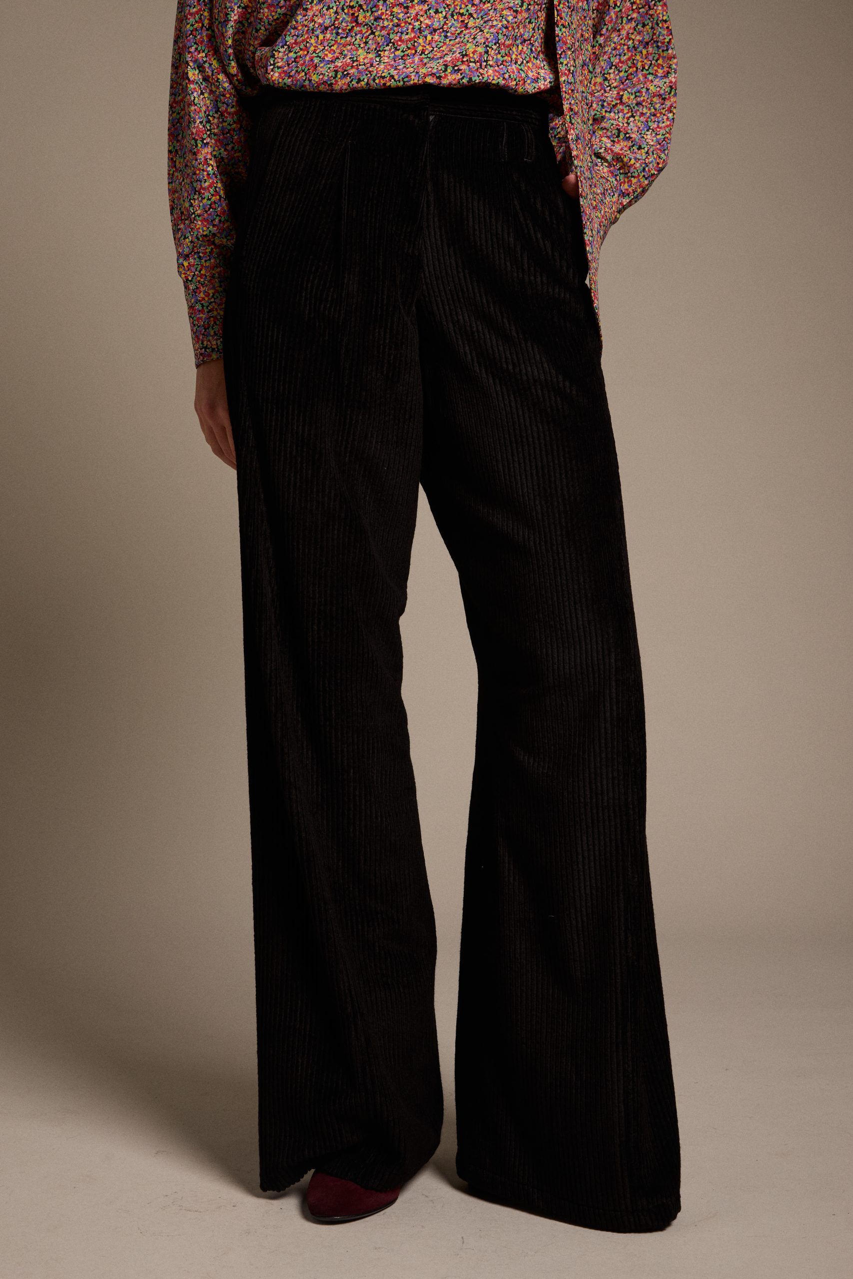 pantaloni_in_velluto_a_coste_nero
