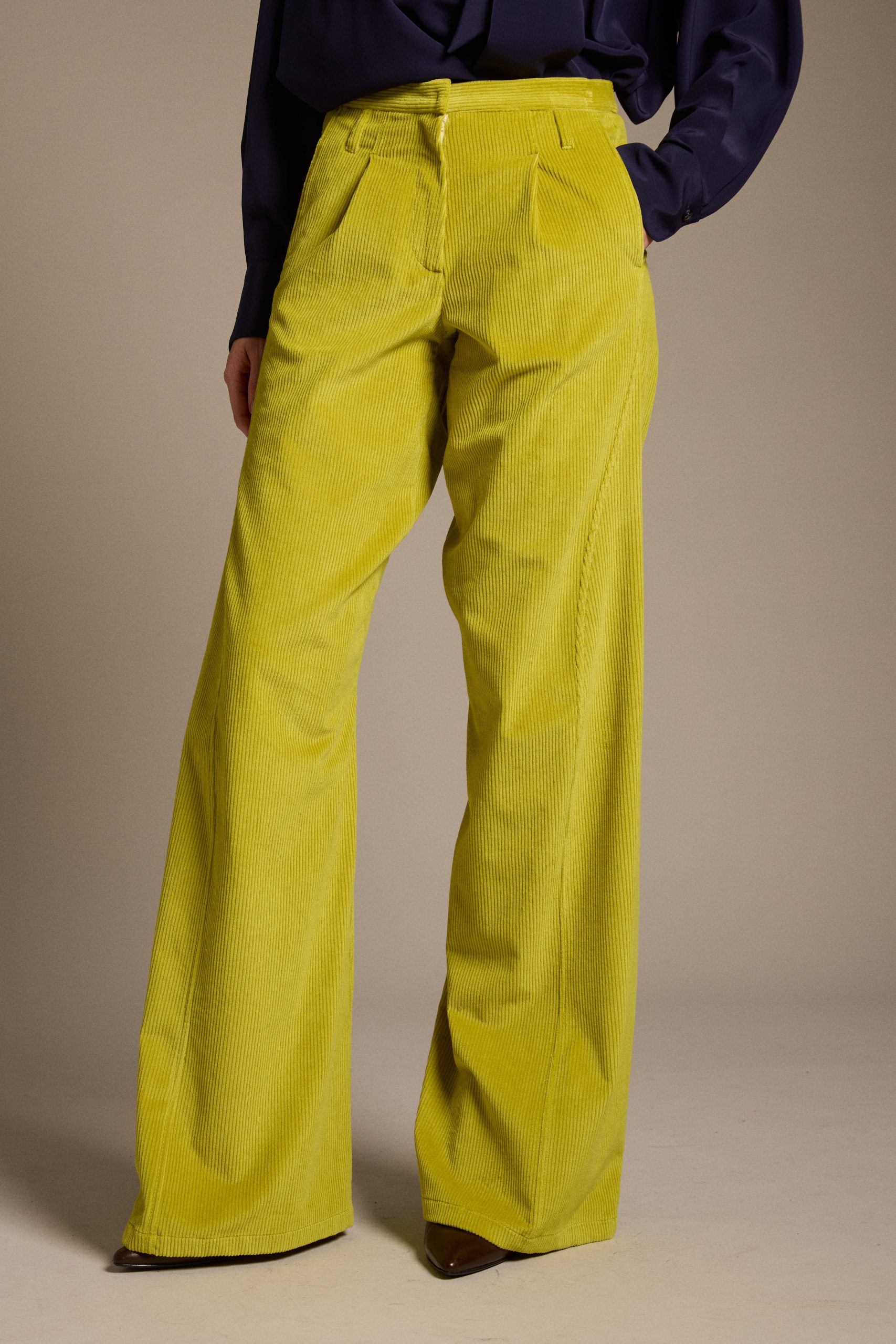 pantaloni_in_velluto_A_coste_giallo_limone